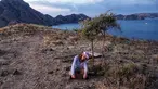 Dul Jaelani pun tampak santai saat berpose dengan duduk diatas tanah. Ia memilih menggunakan sorban pada kepalanya untuk berfoto dengan latar belakang pemandangan yang memesona. (Liputan6.com/IG/@duljaelani)