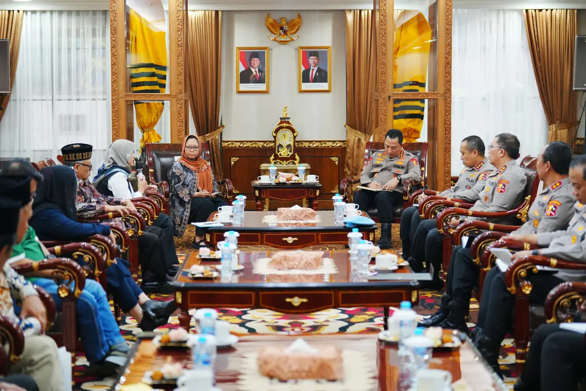 Kapolri Jenderal Polisi Listyo Sigit Prabowo bertemu dengan Ketua Pengurus Besar Nahdlatul Ulama (PBNU) Alissa Wahid, Rabu (12/2/2025).