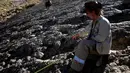 Paleontolog Sebastian Apesteguia mengukur jejak kaki dinosaurus yang ditemukan di Maragua, Bolivia (21/7). Jejak kaki dinosaurus diduga berusia 80 juta tahun tersebut berdiameter 1,2 meter. (REUTERS/ David Mercado)