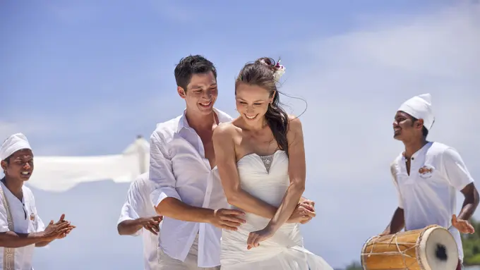 Foto pernikahan dengan latar Maldives