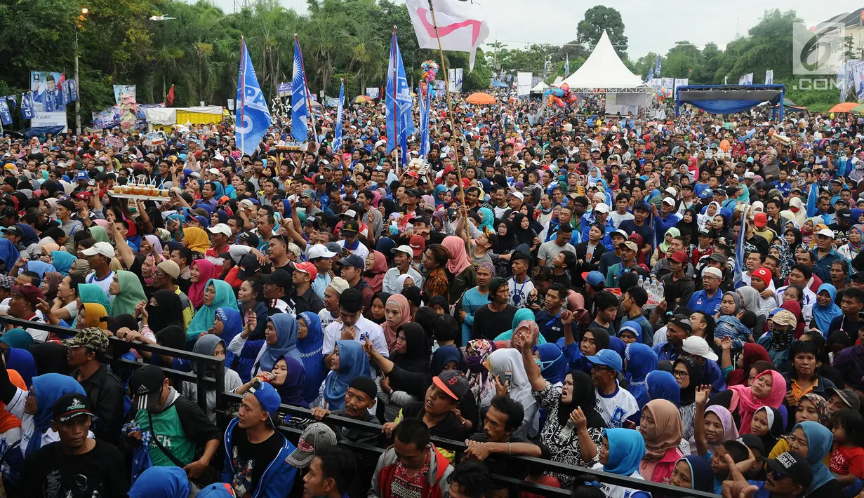 Pendukung Partai Amanat Nasional (PAN) saat menghadiri kampanye akbar Partai Amanat Nasional (PAN) di Sawangan, Depok, Kamis (27/3). Partai Amanat Nasional mengambil tema Doa dan Dendang Kemenangan.  (Liputan6.com/Herman Zakharia)