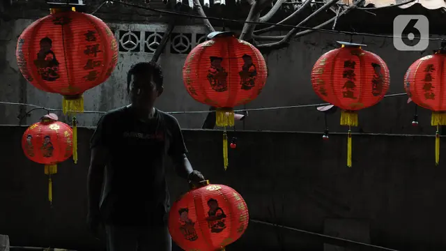 Pemasangan Lampion di Klenteng Hok Lay Kiong Bekasi