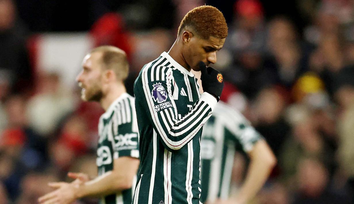 Pemain Manchester United, Marcus Rashford, tertunduk lesu setelah ditaklukkan Nottingham Forest pada laga pekan ke-20 Premier League 2023/2024, Minggu (31/12/2023) dini hari WIB. (AFP/Darren Staples)