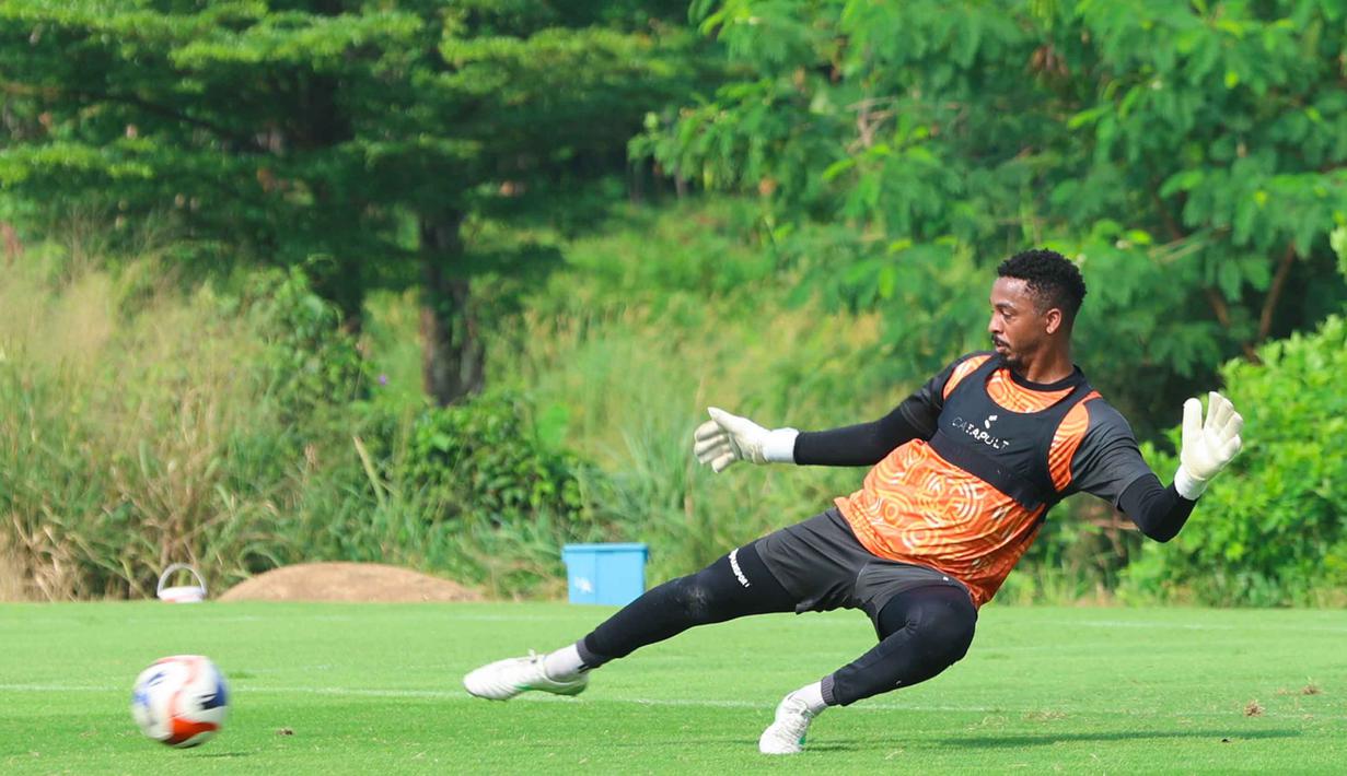 Meski demikian, The Jakmania, sebutan untuk suporter Persija Jakarta, dijadwalkan hadir memberikan dukungan pada sesi latihan Jumat (8/5/2026). Persija Jakarta dijadwalkan akan berangkat ke Samarinda pada Sabtu (9/5/2026). Tampak dalam foto, penjaga gawang Persija Jakarta, Carlos Eduardo, saat mengikuti sesi latihan di Persija Training Ground, Bojongsari, Kota Depok, Jawa Barat, Kamis (7/5/2026). (Bola.com/M Iqbal Ichsan)