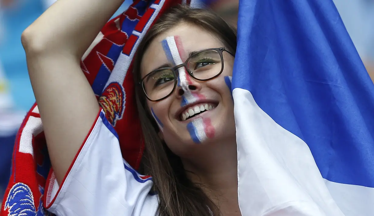 Suporter Prancis terlihat bahagia saat timnya menang melawan republik Irlandia 2-1 pada babak 16 besar Piala Eropa 2016 di Stade de Lyon, Lyon, Prancis,(26/6/2016). (EPA/Yuri Kochetkov)