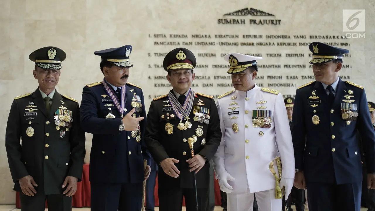 Kapolri Jenderal Pol Tito Karnavian menerima tiga tanda bintang anugerah kehormatan dari Panglima TNI