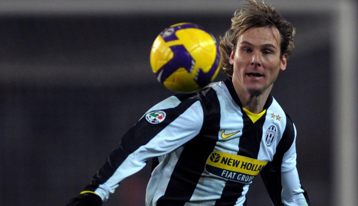 4. Pavel Nedved - Gelandang Ceko merupakan aktor dibalik kesuksesan La Vecchia Signora menembus babak final Liga Champions 2003. Itu adalah raihan terbaik pemain pirang tersebut namun justru takluk di tangan AC Milan. (AFP/Giuseppe Cacace)