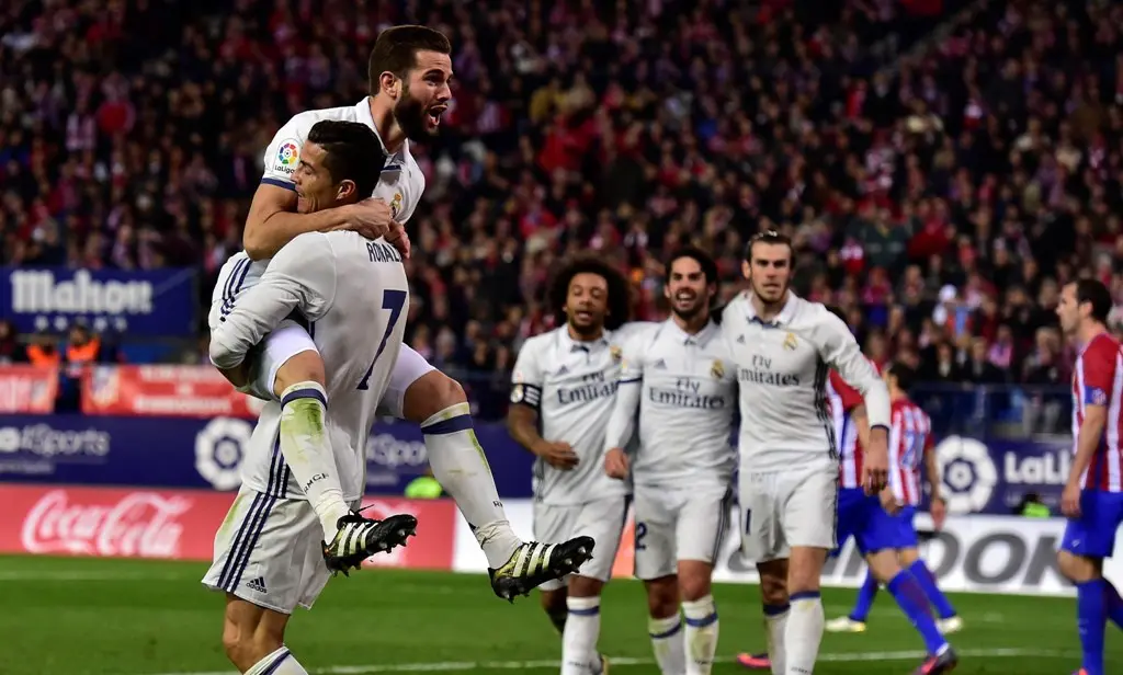 Cristiano Ronaldo merayakan gol bersama rekan-rekanya di Real Madrid. (AFP/Gerard Julien)