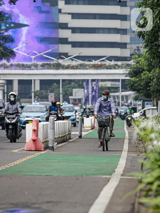 Pesepeda melintasi jalur khusus sepeda yang diberikan pembatas jalur permanen di kawasan Sudirman, Jakarta, Kamis (17/6/2021). Kapolri Jenderal Listyo Sigit Prabowo akan membongkar jalur sepeda di Jalan Sudirman-Thamrin dan mempelajari jalur khusus sepeda di negara lain. (Liputan6.com/Faizal Fanani)