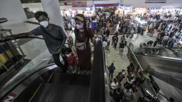 Kerumunan warga saat berkunjung untuk membeli pakaian di Blok A Pasar Tanah Abang, Jakarta, Minggu (2/5/2021). Berbeda pada tahun lalu, kali ini pengunjung Pasar Tanah Abang membeludak drastis jelang Hari Raya Idul Fitri meski masih berada di tengah pandemi Covid-19. (merdeka.com/Iqbal S Nugroho)