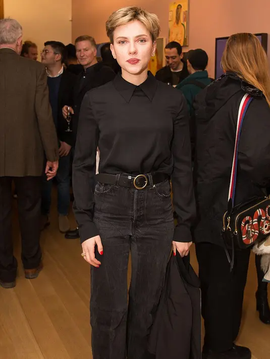 Melansir dailymail.com (26/1), Scarlett terlihat sangat bahagia berdiri bersama pengusaha itu yang tak lain adalah suaminya sendiri, Romain. Mereka menghadiri pameran An Uncanny Likeness. (doc.dailymail.com)