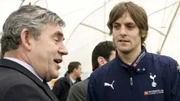 Bek Tottenham Hotspur, Jonathan Woodgate bercakap-cakap dengan PM Inggris, Gordon Brown yang mengunjungi komplek latihan klub di Chigwell, London Timur, 16 Januari 2009. AFP PHOTO/ARTHUR EDWARDS/POOL