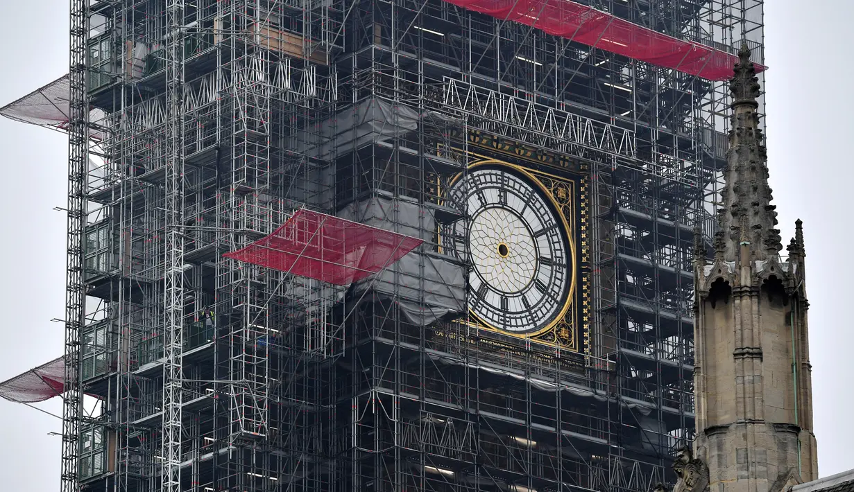 Kondisi jam Big Ben yang tidak ada jarumnya karena sedang dilakukan perbaikan dan pembersihan di London, Inggris (12/4). Kegiatan perbaikan dan pembersihan tersebut menjadi bagian dari renovasi besar menara Big Ben. (AFP Photo/Ben Stansall)