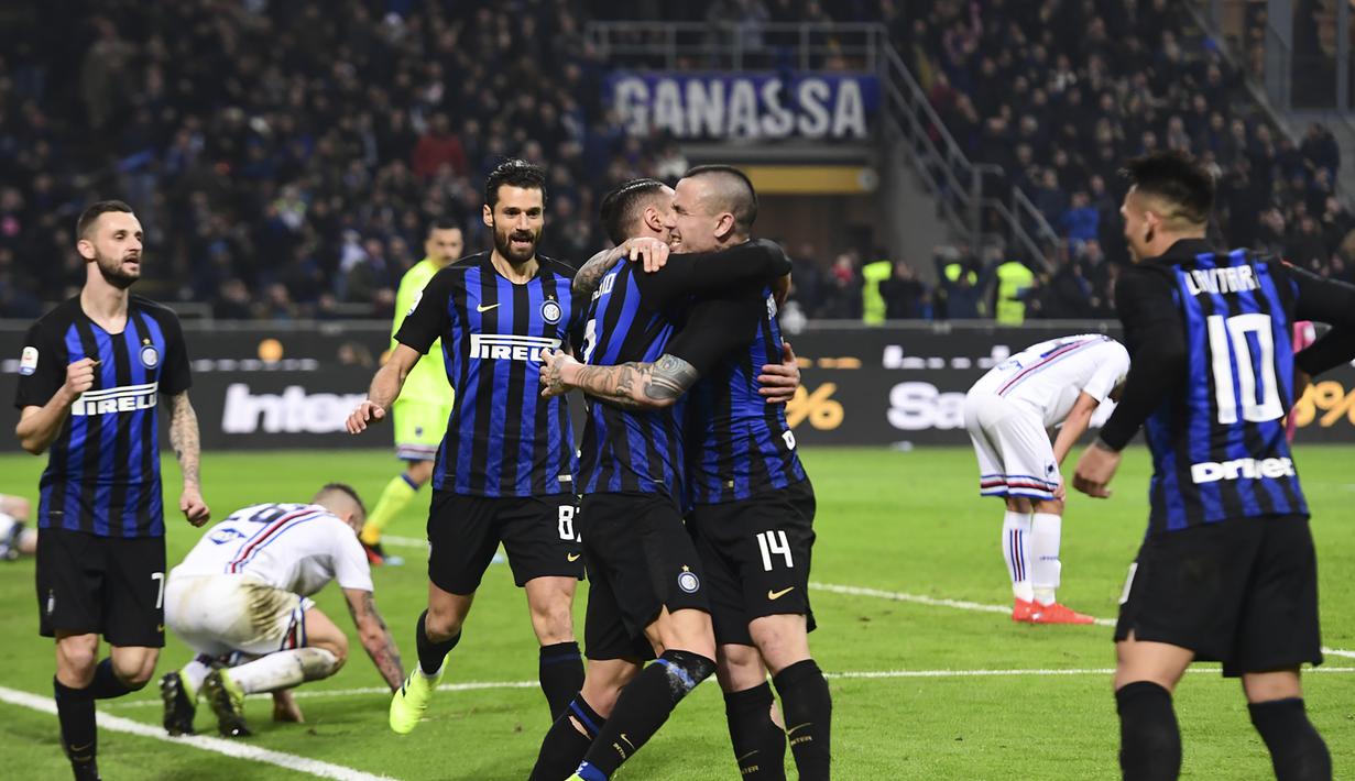 Selebrasi pemain Inter Milan atas gol pertama dari D’Ambrosio pada laga lanjutan Liga Italia Serie A yang berlangsung di stadion Giuseppe Meazza, Milan, Senin (18/2). Inter Milan menang 2-1 atas Sampdoria. (AFP/Miguel Medina)