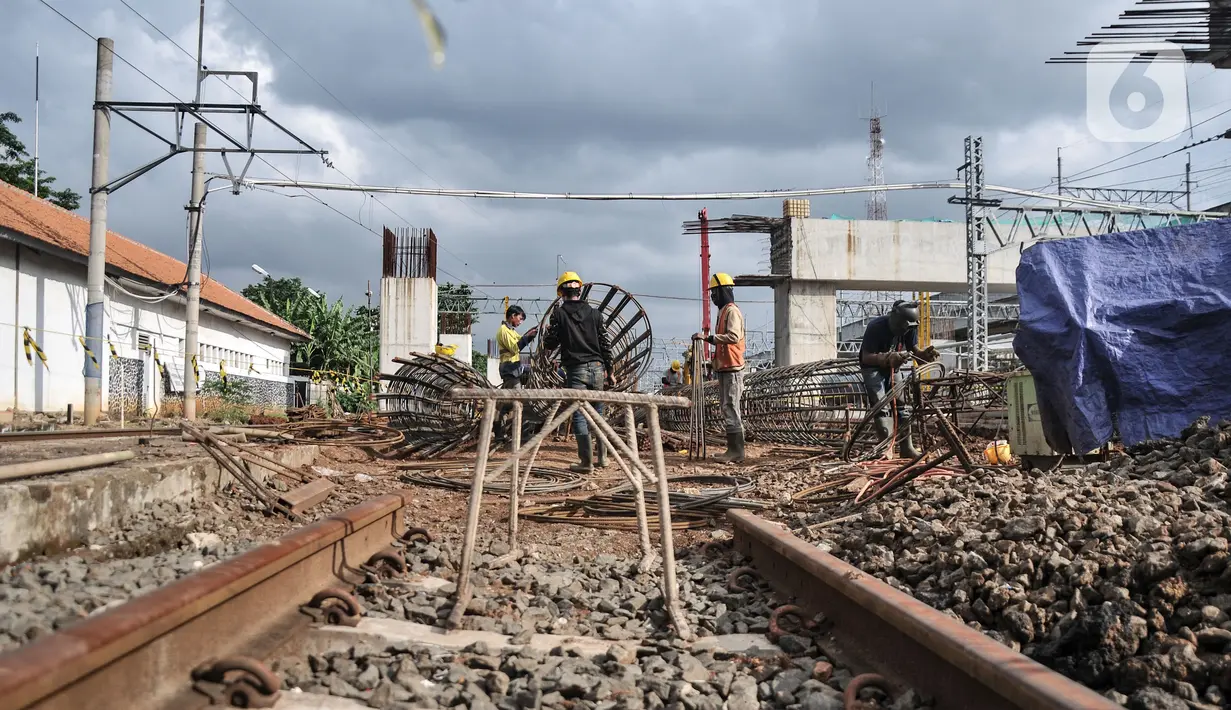 Aktivitas pekerja saat menyelesaikan pembangunan Stasiun Manggarai, Jakarta, Rabu (22/2/2023). Stasiun Manggarai akan dibangun menjadi 3 lantai. Lantai dasar berupa jalur rel dan peron, lantai dua difungsikan sebagai concourse atau tempat bertemu dan lalu lalang orang dalam stasiun, dan lantai 3 berupa jalur rel layang dan peron. (merdeka.com/Iqbal S Nugroho)