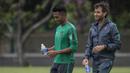 Pelatih Timnas Indonesia, Luis Milla, bersama dengan pemainnya, Bagas Adi, usai latihan di Lapangan ABC Senayan, Jakarta, Jumat (19/1/2018). Pemusatan latihan ini dilakukan jelang Asian Games 2018. (Bola.com/Vitalis Yogi Trisna)