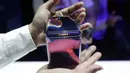 Seorang pekerja Samsung mendemonstrasi Galaxy Z Flip yang ditampilkan pada acara Unpacked 2020 di San Francisco, Selasa (11/2/2020). Smartphone yang akan dijual di Amerika Serikat (AS) dan Korea pada 14 Februari 2020 tersebut dijual dengan harga $1.380 (Rp18,8 juta) . (AP/Jeff Chiu)