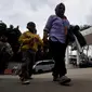 Calon penumpang berjalan di depan bangunan baru terminal Rawamangun yang sedang direhabilitasi,  Jakarta, Kamis (12/3/2015). Rehabilitasi terminal Rawamangun ditargetkan selesai Desember 2014, hingga kini belum beroperasi. (Liputan6.com/Johan Tallo)