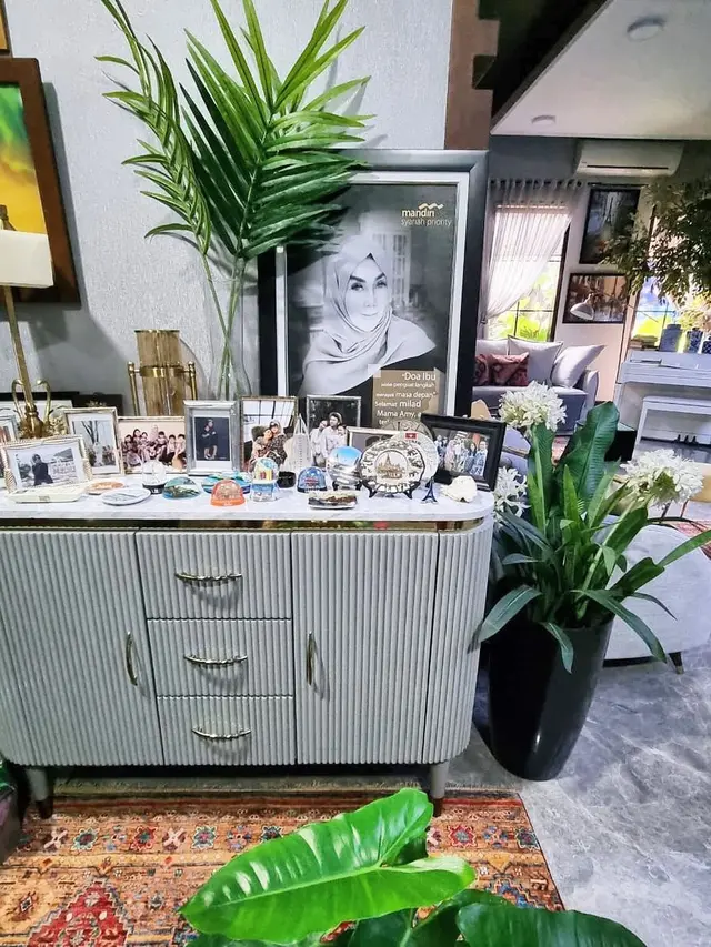 Pilih Tinggal Sendiri, Ini 8 Potret Rumah Mama Amy yang Asri Banget