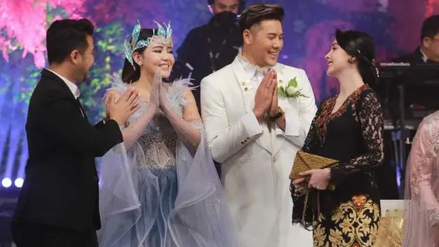 Tampil Serasi, Ini 6 Potret Arumi Bachsin dan Emil Dardak di Pernikahan Via Vallen