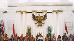 Menlu Retno Marsudi berkebaya putih saat konferensi pers pertamanya ditemani para petinggi Kemenlu berbaju batik di Kantor Kemenlu, Jakarta, Rabu (29/10/2014). (Liputan6.com/Faizal Fanani)