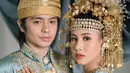 Angga tampil gagah dalam beskap berwarna senada dengan bordir emas, dipadukan dengan kain songket serta topi tanjak yang menambah kesan berwibawa. [@angga].