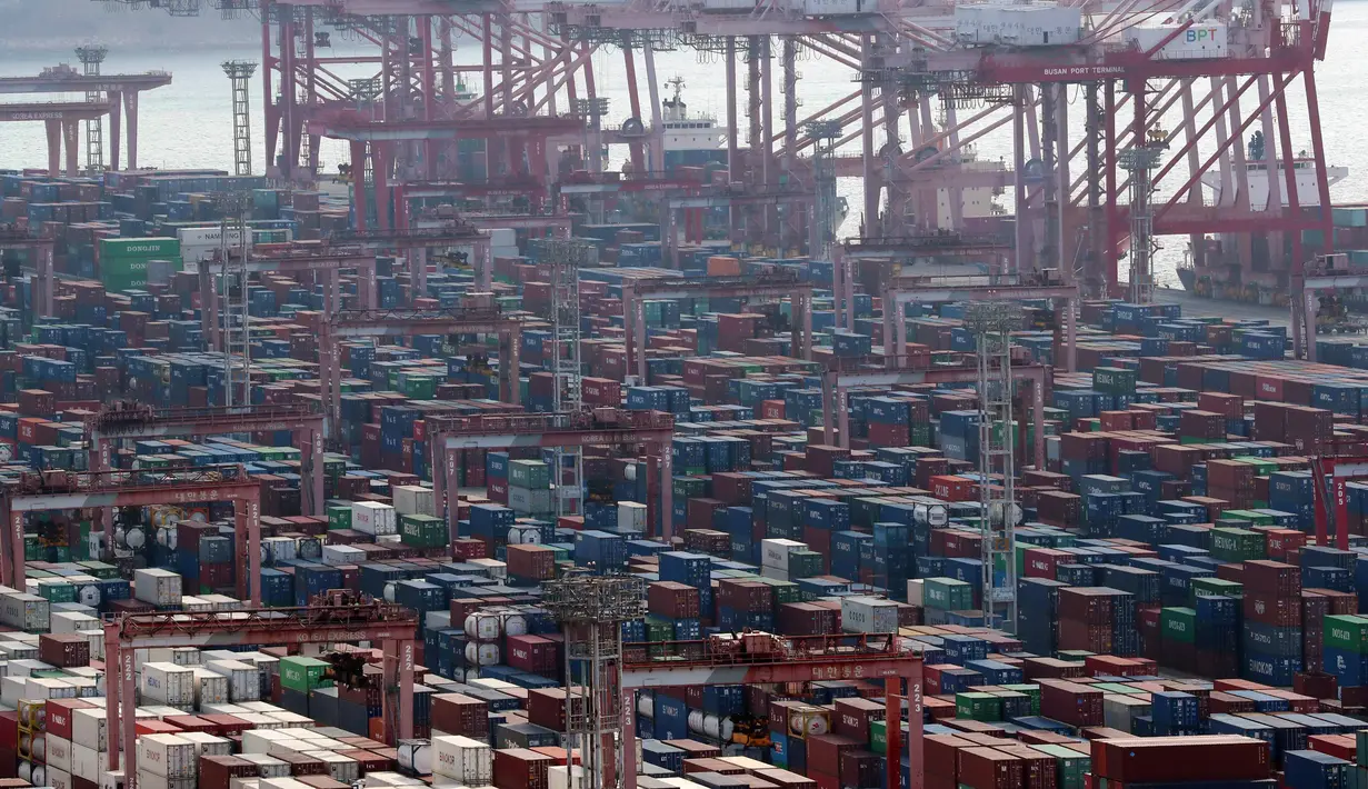 Tumpukan peti kemas terlihat di sebuah pelabuhan di Busan, Korea Selatan, Senin (28/11/2022). Pemogokan itu mengganggu aktivitas industri ekonomi terbesar keempat di Asia yang bergantung pada ekspor. (Hwa Kyung-min/Newsis via AP)