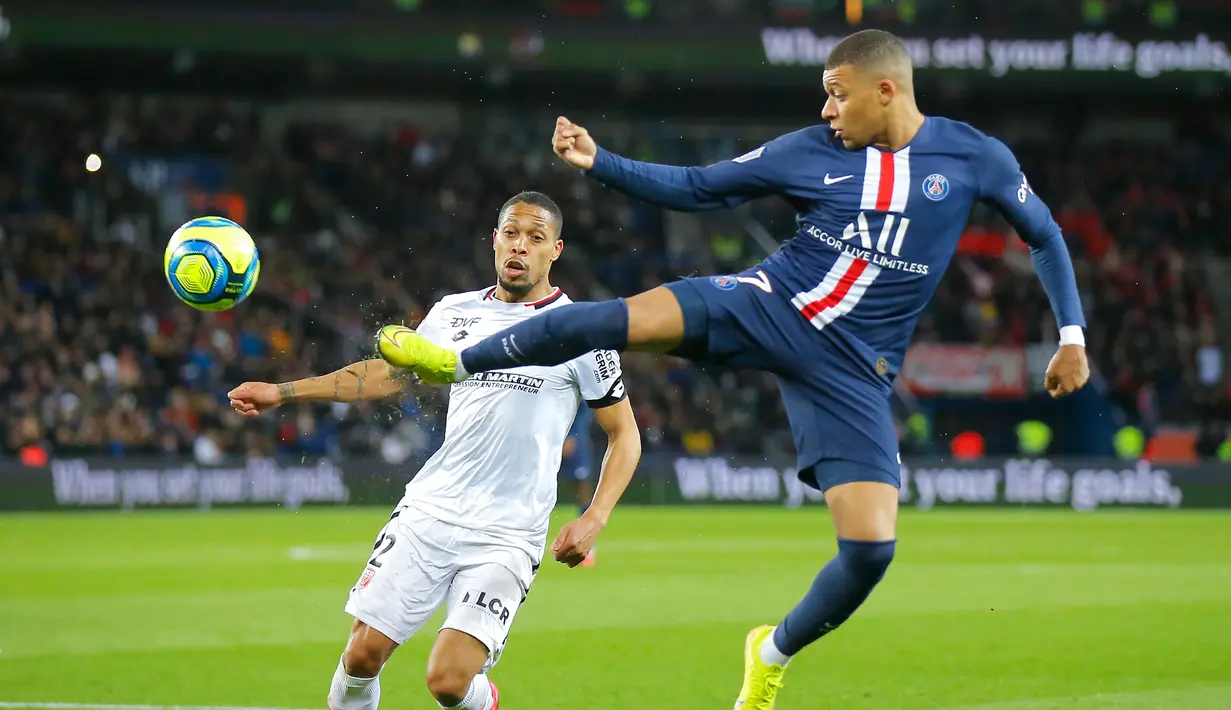 Pemain Paris Saint-Germain (PSG) Kylian Mbappe berebut bola dengan pemain Dijon Mickael Alphonse pada pertandingan Liga Prancis di Parc des Princes, Paris, Prancis, Sabtu (29/2/2020). PSG menang 4-0, Mbappe mencetak dua gol dan satu assist. (AP Photo/Michel Euler)