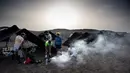 Sejumlah pelari bersiap sebelum stage kedua Marathon des Sables 2023 yang menempuh antara Oued Tijekht hingga Jebel El Otfal di Gurun Sahara, Maroko, 24 April 2023 di Gurun Sahara, Maroko, 24 April 2023. Ajang yang berlangsung dari 21 April hingga 1 Mei 2023 tersebut diikuti oleh 1200 pelari dan akan menempuh 250 km. (AFP/Jean-Philippe Ksiazek)