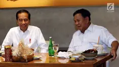 Presiden terpilih Joko Widodo atau Jokowi (kiri) makan siang bersama Ketua Umum Partai Gerindra Prabowo Subianto di FX Sudirman, Jakarta, Sabtu (13/7/2019). Jokowi dan Prabowo terlihat penuh tawa saat menyantap sate dan kelapa muda. (Liputan6.com/JohanTallo)