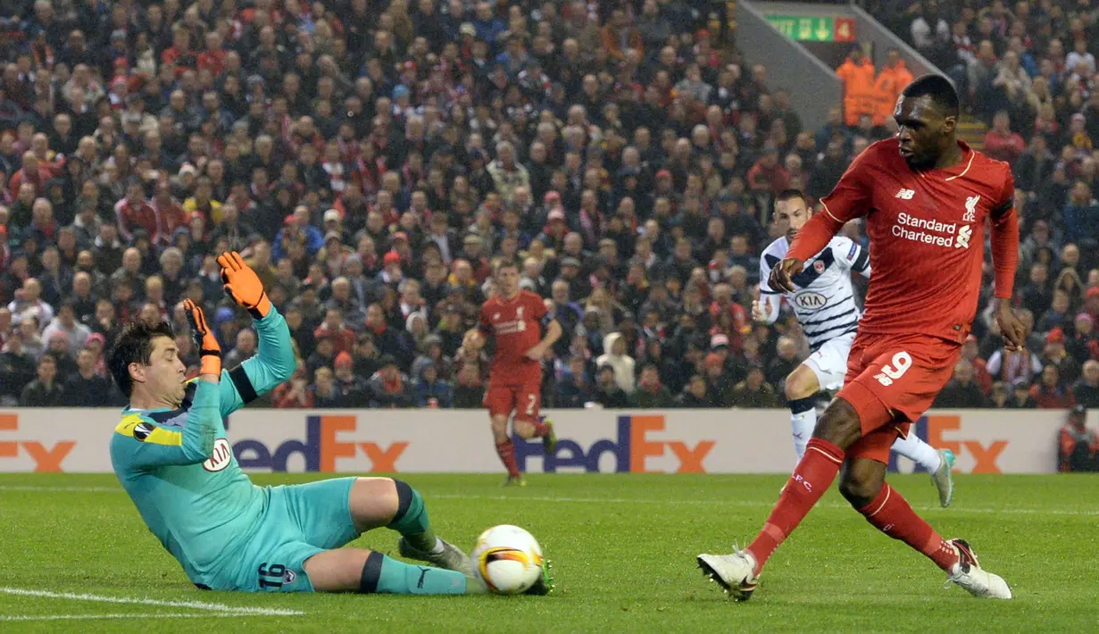 Striker Liverpool, Christian Benteke, berusaha mengecoh kiper Bordeaux pada laga Liga Europa di Stadion Anfield, Inggris, Kamis (26/11/2015). (AFP Photo/Oli Scarff)