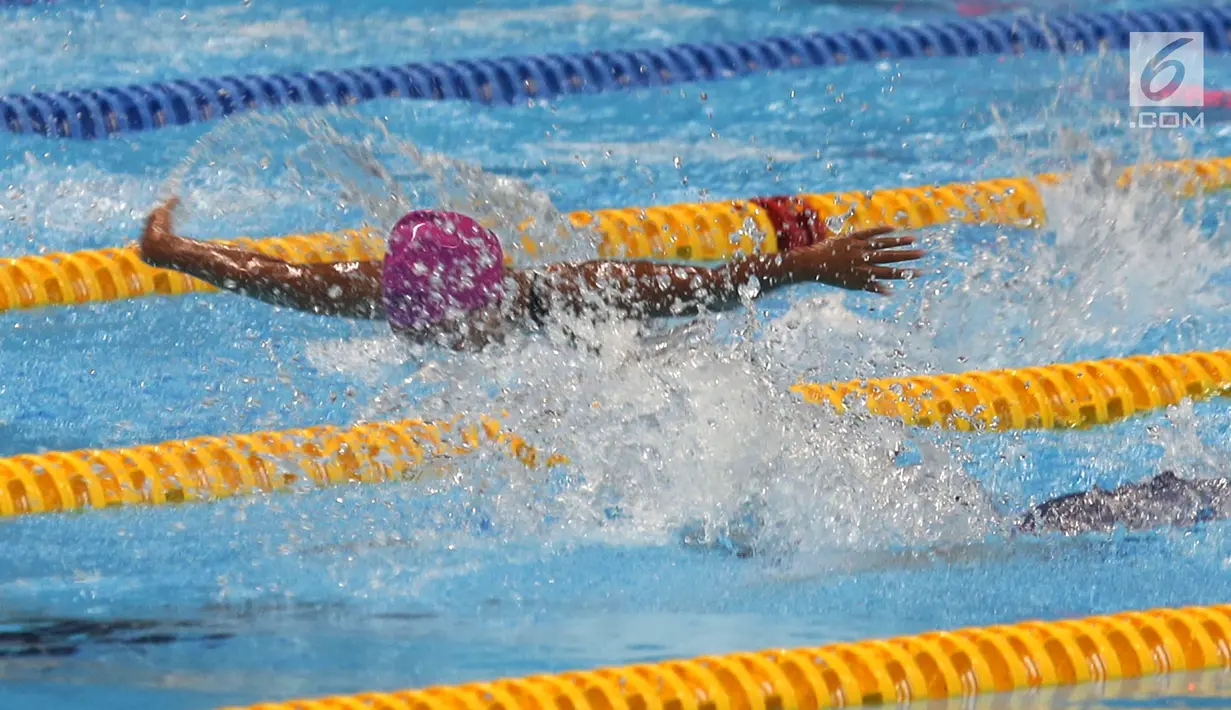 Aksi atlet Indonesia, Syuci Indriani saat final 100 meter gaya kupu-kupu putri S14 di Aquatic Center, Jakarta, Rabu (10/10). Syuci berhasil meraih mendali perak dengan catatan waktu 1 menit 11,08 detik. (Merdeka.com/Imam Buhori)