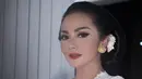 Gaya Krisdayanti saat menggunakan kebaya berwarna putih dan detail warna merah ini juga jadi sorotan. Pasalnya, penampilan KD ini terlihat lebih fresh dan menawan. (Liputan6.com/IG/@krisdayantilemos)