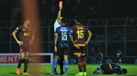 Bek PSM Makassar, Hasyim Kipuw, menerima kartu merah dari wasit Thoriq Alkatiri, dalam laga kontra Arema FC di Stadion Kanjuruhan, Malang, dalam laga pekan ke-22 Shopee Liga 1 2019, Rabu (2/10/2019). (Bola.com/Iwan Setiawan)