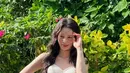 Tampak ia juga membawa tote bag coklat. Rambut panjang tampil dengan gaya wavy. Riasan wajah flawless fresh. [@limjjy2]