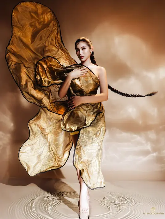 Di salah satu foto, Jedar jadikan sayap kirinya yang membalut mini dress emasnya [@inijedar]