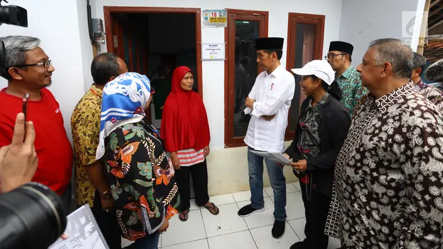 Gaya Jokowi Saat Tinjau Pemasangan Listrik Gratis di Garut