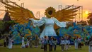 Orang-orang berkumpul di depan "Sunflower Angel", instalasi seni fiberglass setinggi sembilan meter karya seniman lokal Arrofi Ramadhan, di Candi Prambanan, kompleks candi Hindu abad ke-9 yang terdaftar sebagai Situs Warisan Dunia UNESCO, Sleman, Yogyakarta, pada Sabtu 6 Juni 2026. (DEVI RAHMAN/AFP)