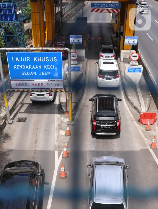 Sejumlah pengguna jasa tol saat melakukan transaksi pembayaran di gerbang tol Karang Tengah, Tangerang, Selasa (24/11/2020). Kementerian PUPR segera menerapkan teknologi transaksi pembayaran tol non-tunai tanpa sentuh (nir-sentuh) atau multi-lane free flow (MLFF). (Liputan6.com/Angga Yuniar)