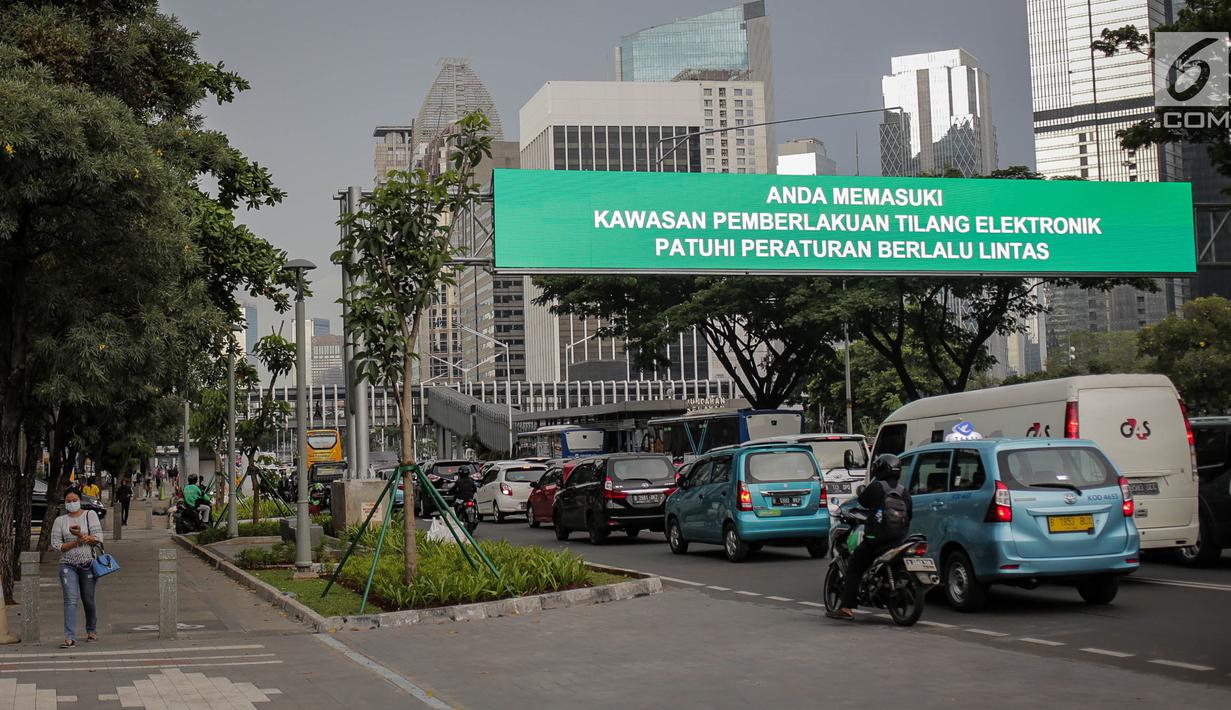 Sejumlah kendaraan melintasi rambu elektronik yang berada di Jalan Sudirman, Jakarta, Kamis (28/3). Dinas Perhubungan DKI Jakarta berencana menambah pemasangan rambu elektronik di sejumlah ruas jalan Ibu Kota. (Liputan6.com/Faizal Fanani)