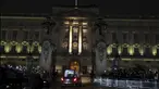 Mobil jenazah  yang membawa peti mati Ratu Elizabeth II tiba di Istana Buckingham, London, Selasa (13/9/2022). Peti mati Ratu Elizabeth II kembali ke Istana Buckingham pada Selasa malam, melewati London yang gerimis saat kerumunan orang memenuhi rute untuk melihat sekilas mobil jenazah dan mengucapkan selamat tinggal padanya. (Paul Childs/Pool Photo via AP)