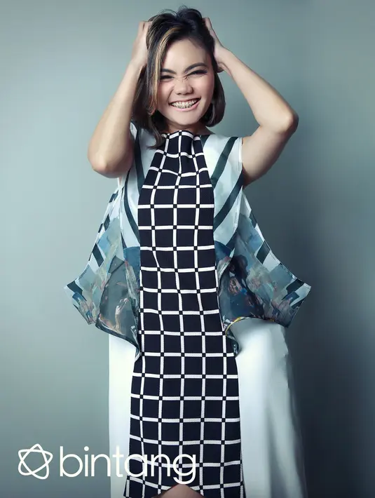 Banyak perbedaan antara Rina Nose dan Fakhrul Razi. Pasangan kekasih beda negara ini menjadikan perbedaan menjadi keunikan. (Fotografer: Deki Prayoga, Digital Imaging: Muhammad Iqbal Nurfajri)