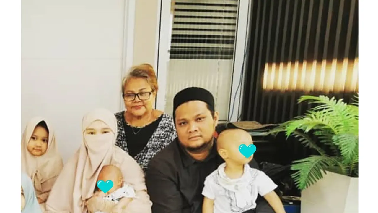 Berseteru dengan Inara Rusli, Ini 6 Potret Eva Manurung Ibunda Virgoun