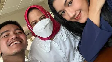 Kaesang Pangarep sangat dekat dengan sang ibu, Iriana. Bahkan kekasih hati Kaesang bernama Erina Gudono sudah diperkenalkan dengan Iriana dan potret kebersamaan mereka sangat akrab. Jelang menikah di akhir tahun ini, Kaesang dan Iriana memang terlihat saling mengunjungi keluarga masing-masing agar hubungan kedua keluarga semakin erat. (Liputan6.com/IG/kaesangp)