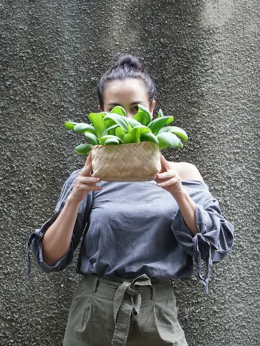 Rabu (27/5/2020), Atiqah menuliskan bahwa dirinya bingung terhadap rencana pemerintah. Ia juga mempertanyakan tentang nama gaya hidup baru setelah pandemi virus corona Covid-19. (Instagram/Atiqahhasiholan)