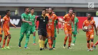 Pemain Borneo FC melakukan protes kepada wasit Aprisman Aranda saat laga melawan Bhayangkara FC di lanjutan Liga 1 Indonesia di Stadion Patriot Candrabhaga, Bekasi, Rabu (20/9). Bhayangkara FC unggul 2-1. (Liputan6.com/Helmi Fithriansyah)