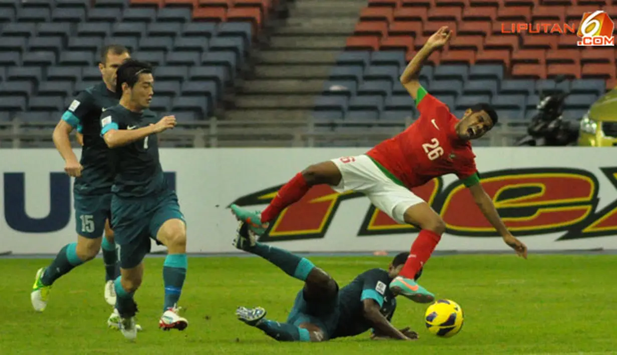 Benturan keras dilakukan pemain Singapura terhadap pemain Indonesia, Vendry Ronaldo Mofu dalam Laga Piala AFF Suzuki 2012 antara Indonesia vs Singapura di Stadion Bukit Jalil, Kuala Lumpur, Malaysia, Rabu 28 November 2012. Pertandingan dimenangkan Indones