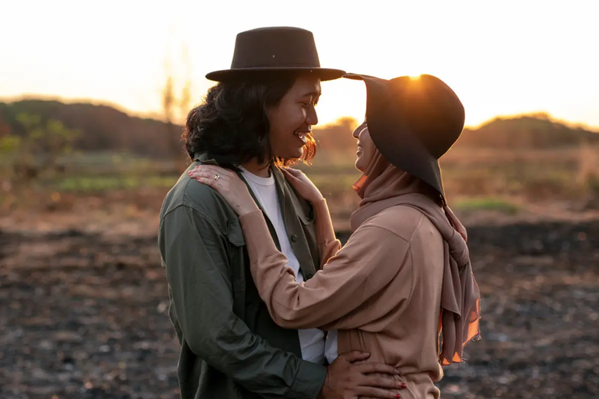 couple romantis bahagia