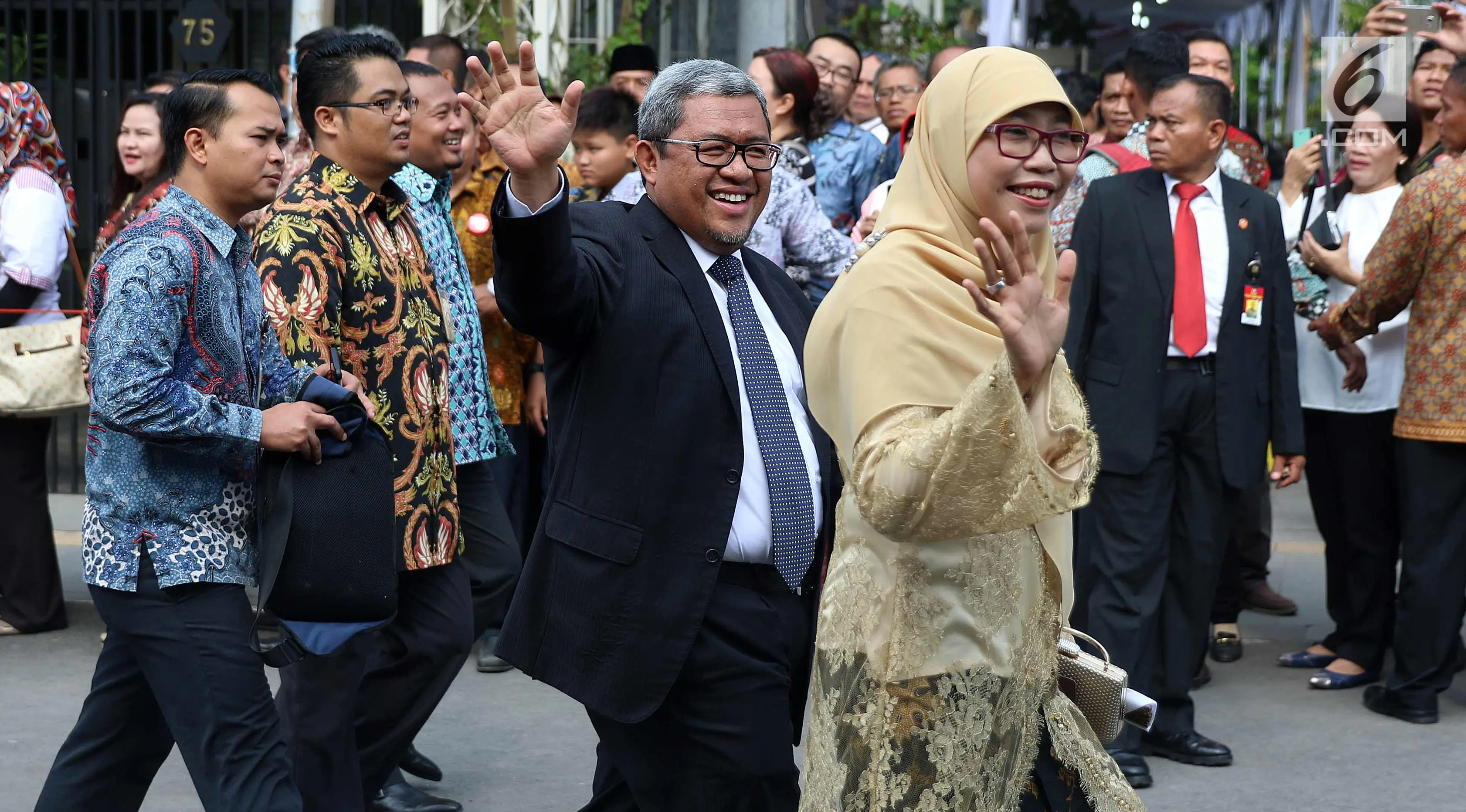 Gubernur Jawa Barat, Ahmad Heryawan dan istri  menuju Gedung Graha Saba Buana, Solo, Rabu (8/11). Sejumlah tokoh nasional dan pejabat menghadiri Ijab Kabul pernikahan putri Presiden Jokowi, Kahiyang Ayu dengan Bobby Nasution (Liputan6.com/Angga Yuniar)