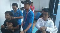 Menteri Pemuda dan Olahraga (Menpora) RI, Imam Nahrawi (kanan), mencoba fasilitas pijat tuna netra di Main Press Centre, GBK Arena, Senayan, Jumat (12/10/2018). (KLY Sports/Fitri Apriani)